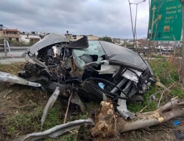 Ηράκλειο: Τροχαίο με εγκλωβισμό του οδηγού- Έπεσε σε παράδρομο (φωτό)